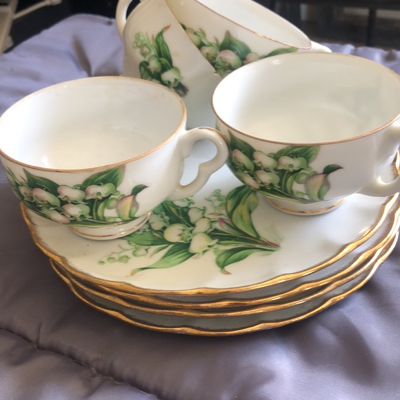Four vintage floral tea cup and saucers - Picture 2 of 4